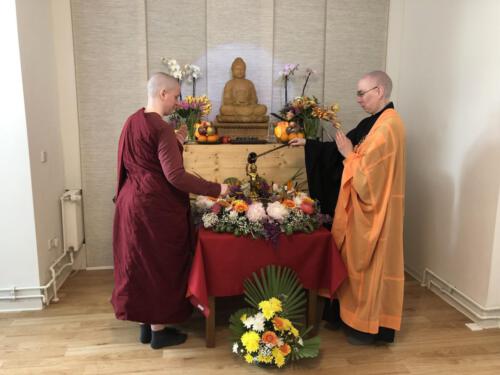 Zeremonie mit Waschung des Buddha